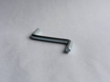 Beyaz arka planda bir inşaat büyüsü anahtarı. Büyülü anahtar masanın üstünde. Araç. 