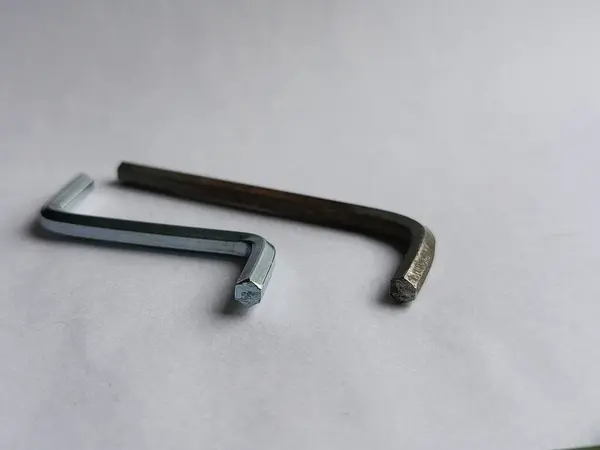 Beyaz arka planda bir inşaat büyüsü anahtarı. Büyülü anahtar masanın üstünde. Araç. 