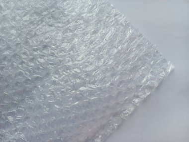 Beyaz arka planda hava kabarcığı ambalajı. Kırılgan eşyaları ve tabakları paketlemek için film. Hareket için film. Arkaplan.