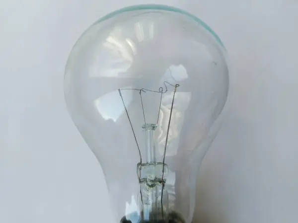 Beyaz arka planda parlak bir lamba. Evde ışık kaynakları var. Mesaj için yer var. Elektrik kesintisi konsepti. Arkaplan.