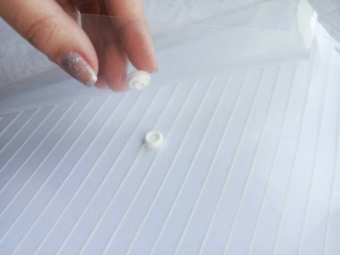 Şeffaf belge dizini. Arka plan, mesaj için yer. El beyaz kağıtlarla dolu bir klasörü açar. Arşiv. Belge işleme. İş dünyası.