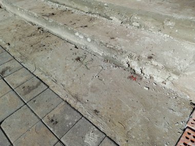 Kiremitlerle bir yol döşemek. Tuğlacı işi. Döşeme taşları. Döşeme taşları. Yolun bir kısmı fayanslarla döşenmiş, bir kısmı da kumla kaplı. Bir kaldırım inşaatı. Arkaplan.