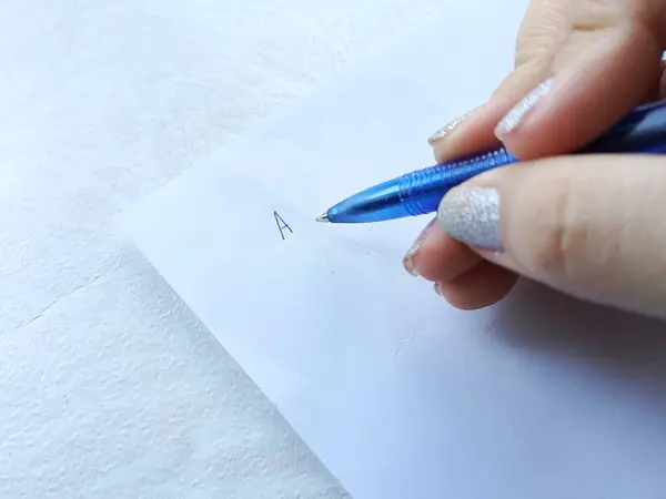 Elin parmakları kalemi tutar, kalem 