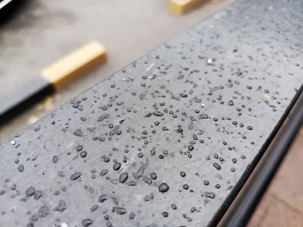 Merdivenlerde yağmur damlaları. Şehirde yağmurlu bir hava var. Artan nem oranı. Metin için arkaplan.