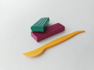 Masadaki plastik ve plastik deste. Reklam için arka plan, mangır için yer. Çocuk gelişimi konsepti için heykel dersi.