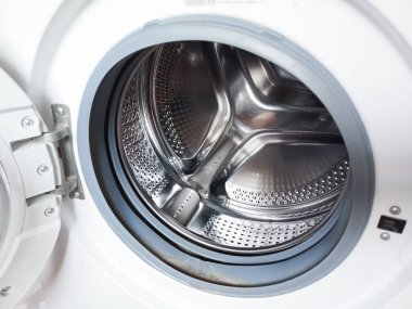 Çamaşır makinesinin varili yakın planda. Onarım, temizlik. Çamaşır. Reklam için arka plan, metin için yer. 