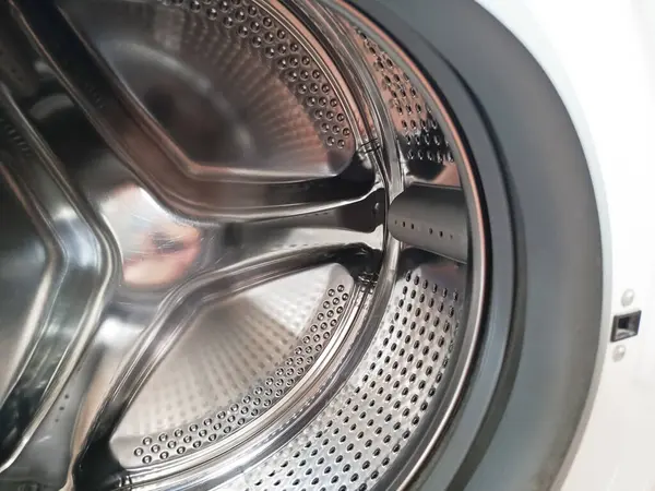 Çamaşır makinesinin varili yakın planda. Onarım, temizlik. Çamaşır. Reklam için arka plan, metin için yer. 