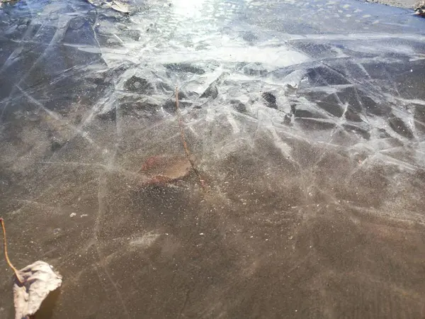 Kırık buz, yakın plan. İlk dondurmalar. Dondurmalar, soğuk çıtırtı. Kış, soyut arkaplan.