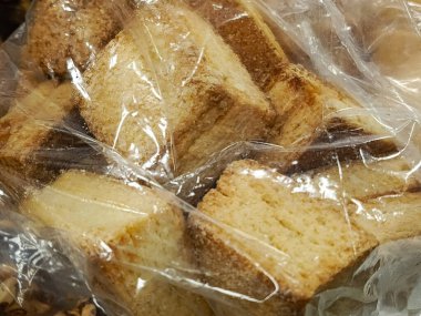 Kare, ekmek kırıntıları şeffaf bir torbaya serpiştirilmiş. Arkaplan, hamur için alan. Sandviç tostu..