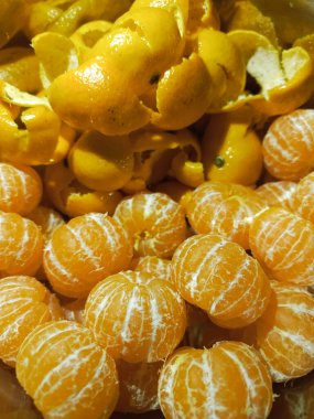 Mandalina ve mandalina kabuğunu metal bir kaba soydum. Metin için mandalina arkaplanı. Turunçgil meyvesi. Sulu Mandarin yakın çekimi.