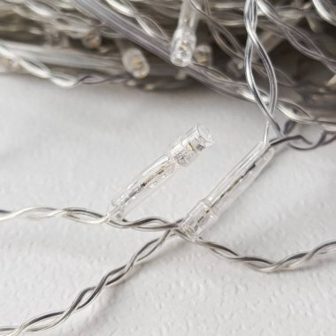 Beyaz arka planda kapalı bir çelenk diyotu. Kırık bir LED çelenk. Metin için arkaplan, yer.