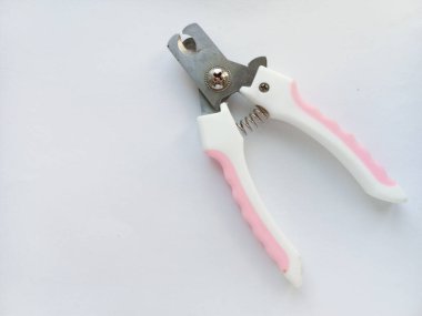 Beyaz arka planda kedi ve köpekler için bir pençe kesici. Evcil hayvanlar için pençeler kesiyorum. Köpeklerin pençelerini kesmek için bir pençe kesici. Beyaz arkaplanda tımar araçları. 