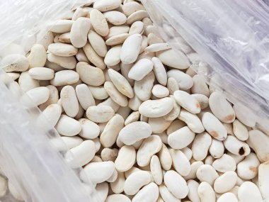 Beyaz fasulyeler yakın planda bir torbanın içinde. Baklagiller. Hasat.. 