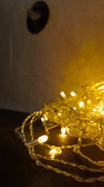 Prize takılmış bir LED çelenk. Sarı diyotlu bir çelenk.