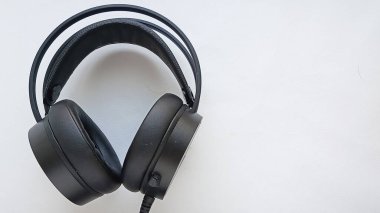 Müzik dinlemek için siyah kulaklıklar, yakın planda telefonla konuşmak için. Metin için bir yer. 