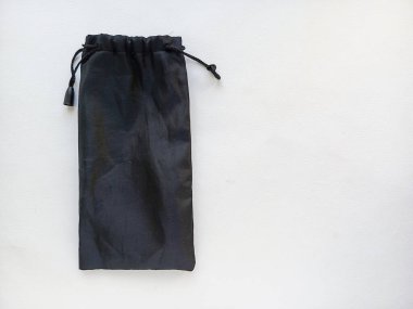 Beyaz arka planda büyük boy bardaklar saklamak için siyah çanta. Metin için bir yer.