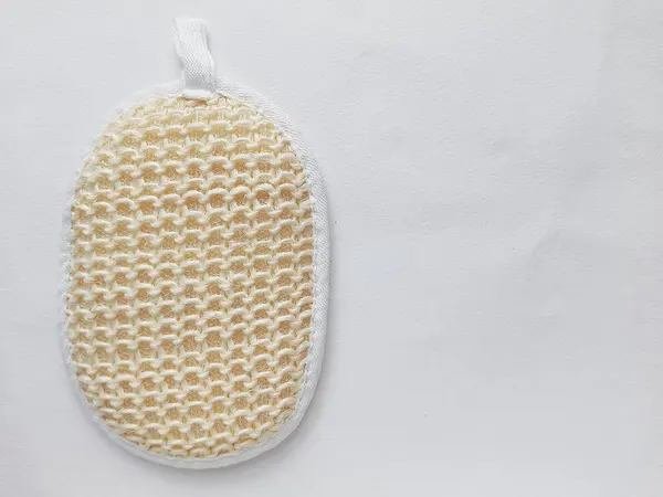 Beyaz arka planda bir ilmeği olan keten bez. Cilt için doğal sert bir bez.. 