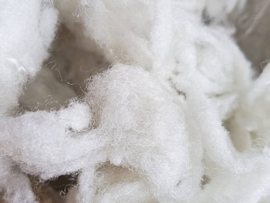 Yumuşak oyuncakları doldurmak için beyaz sintepon, yakın plan yastıklar. Holofiber.