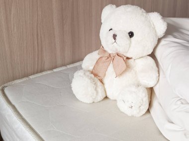 Oyuncak ayı ve temiz çarşaflar yatağın üzerinde yatıyor. Taşınmak, çocuklu bir ailenin boşanması..