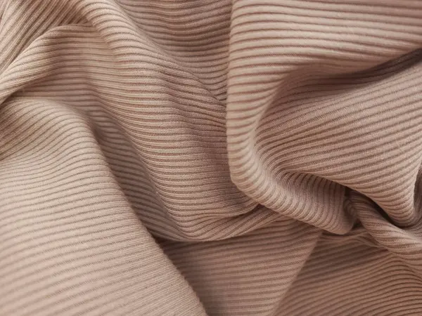 Kırış kırış Mocha Mousse kumaşı. Tozluk dikmek için kumaş. Elastik örgü giysiler. 2025 'in rengi.