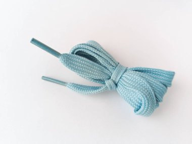 Beyaz arka planda mavi ayakkabılar. Ayakkabılar için elastik kumaş derileri.