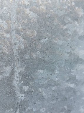 Pencereye su damlıyor. Pencere camlarında yoğunlaşma birikiyor. Yüksek nem oranı.