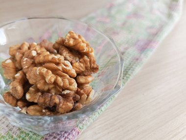 Şeffaf bir fincanda ceviz. Fındıklı mineraller ve vitaminler. Yemeden önce fındıkları suya batırmak.. 