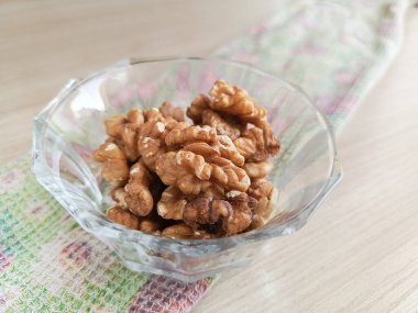 Şeffaf bir fincanda ceviz. Fındıklı mineraller ve vitaminler. Yemeden önce fındıkları suya batırmak.. 