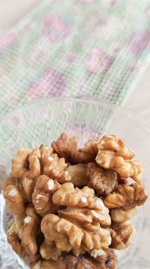 Şeffaf bir fincanda ceviz. Fındıklı mineraller ve vitaminler. Yemeden önce fındıkları suya batırmak.. 