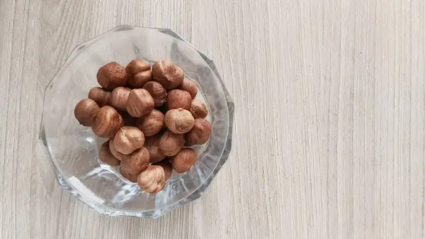 Fındıklı amino asitler. Beyaz arka planda cam bardaktaki fındıklar. Fındıklı yağlar, proteinler ve diyet lifleri.. 