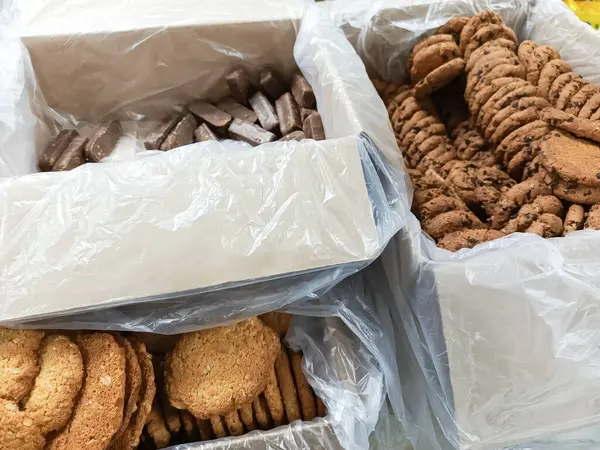 Bir kutu kurabiye. Tatlı teslimatı. Bir pastane. Şekerleme fabrikası.