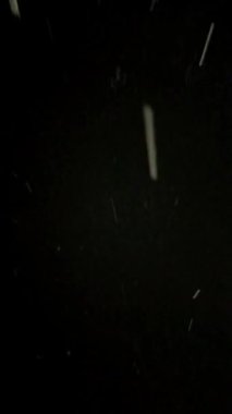 Geceleri gökyüzünden kar yağıyor. Gece kar yağışı. Kar fırtınası. Kötü hava koşulları.