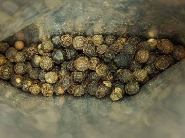 Karabiberli bezelye paketi. Her yemek için baharatlı bir çeşni. Paketin içinde karabiber var..
