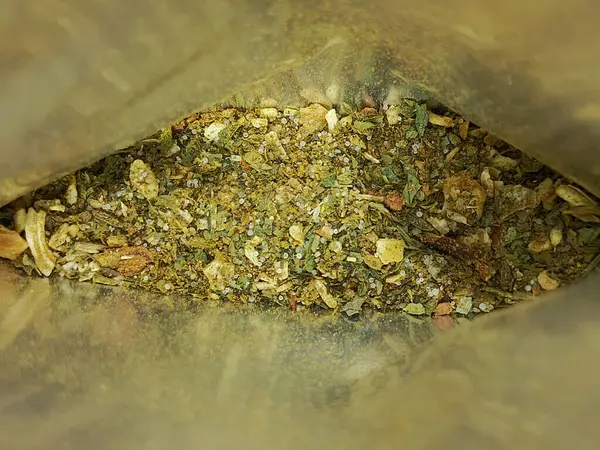 Et ve patates tabakları için kuru baharat. Et ve çeşitli yemekler için aromatik baharatlar. Baharat paketin içinde. Acı baharatların zararları.
