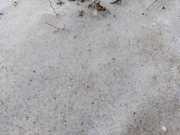Beyaz kardaki is. Karda çamur. Şehirdeki kirli, kirlenmiş hava. Zararlı araba egzozu. Hava kirliliği.