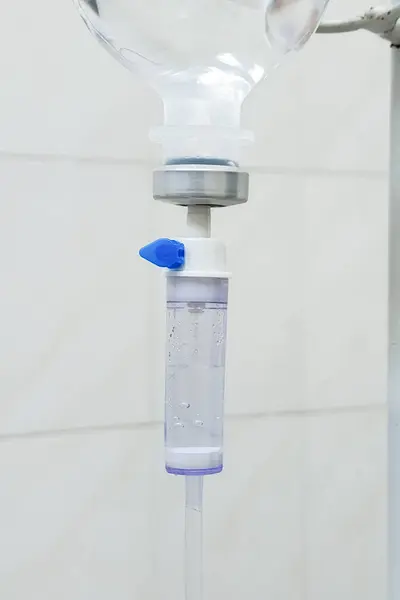 Hastanedeki fayansların üstüne serum damlatın. Enfüzyon sistemi. Damardan ilaç veriliyor. Terapi, tedavi. 