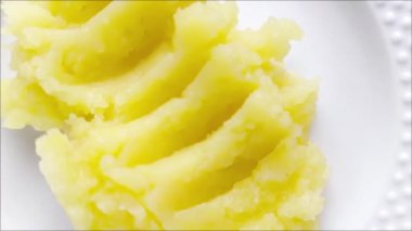 Masanın üzerinde beyaz bir tabakta patates püresi, üst manzara. İkinci yemek. Garnitür. Patates nişastası..