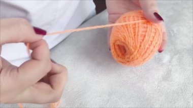 Kadınların elleri örgü örmek için iplik topunu gevşetiyor. Örgü örmek ve örmek için iplik. El işi dersi..