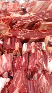Tezgahta kırmızı et var. Çiftlik çiğ eti yakın plan. Protein kaynağı. Hayvan ürünleri. Otla beslenmiş sığır eti.