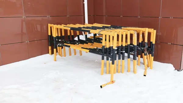 Yol için metal çitler sarı ve siyahtır. İnşaat çitleri. 