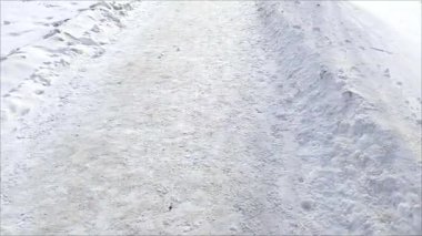 Kar yığınları yol boyunca uzanır. Büyük miktarda yağış. Kış havası.