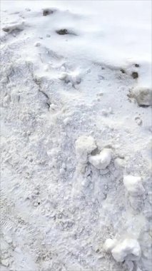 Kar yığınları yol boyunca uzanır. Büyük miktarda yağış. Kış havası.