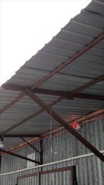 Metal çatıdaki trapezoidal çarşaftan yağmur suyu damlıyor. Kanalizasyon sistemi yok. Çatıda bir hendeğin olmaması..