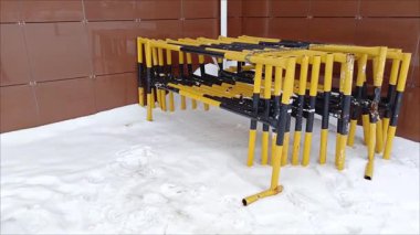 Yol için metal çitler sarı ve siyahtır. İnşaat çitleri. 