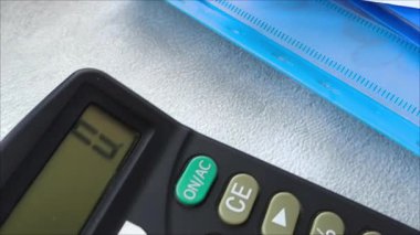 Üzerinde dokümanlar, bir defter, bir kalem ve hesap makinesi olan mavi dosyalar masanın üstünde, üst görünümde. İstatistikler. Ekonomi. Kriz. Finansal rapor. Anlaştık..