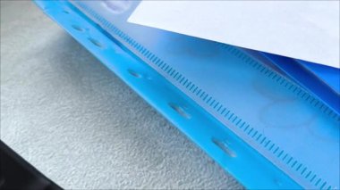 Üzerinde dokümanlar, bir defter, bir kalem ve hesap makinesi olan mavi dosyalar masanın üstünde, üst görünümde. İstatistikler. Ekonomi. Kriz. Finansal rapor. Anlaştık..