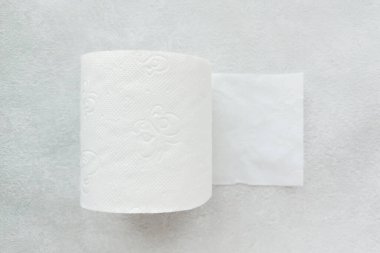 Masanın üzerinde açılmamış beyaz kağıt havlu rulosu. Birincil selülozdan yapılmış tuvalet kağıdı. Geri dönüştürülmüş kağıt. Metin için boşluk. 