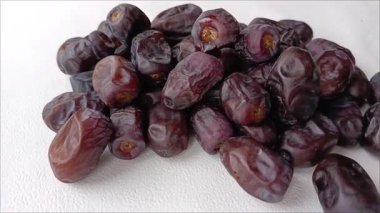 Yakın planda kurutulmuş tatlı hurmalar. Doğal kurutulmuş meyve, sağlıklı beslenme düzeninde popüler. Hurma ağaçlarının meyveleri..