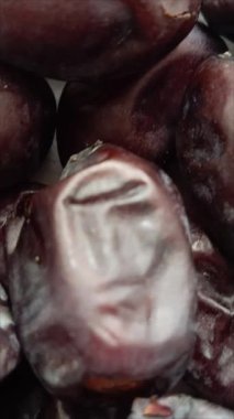 Yakın planda kurutulmuş tatlı hurmalar. Doğal kurutulmuş meyve, sağlıklı beslenme düzeninde popüler. Hurma ağaçlarının meyveleri..