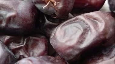 Yakın planda kurutulmuş tatlı hurmalar. Doğal kurutulmuş meyve, sağlıklı beslenme düzeninde popüler. Hurma ağaçlarının meyveleri..